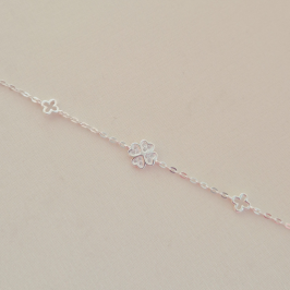 Pulseira Trevo Central Cravejado e Trevos Vazados