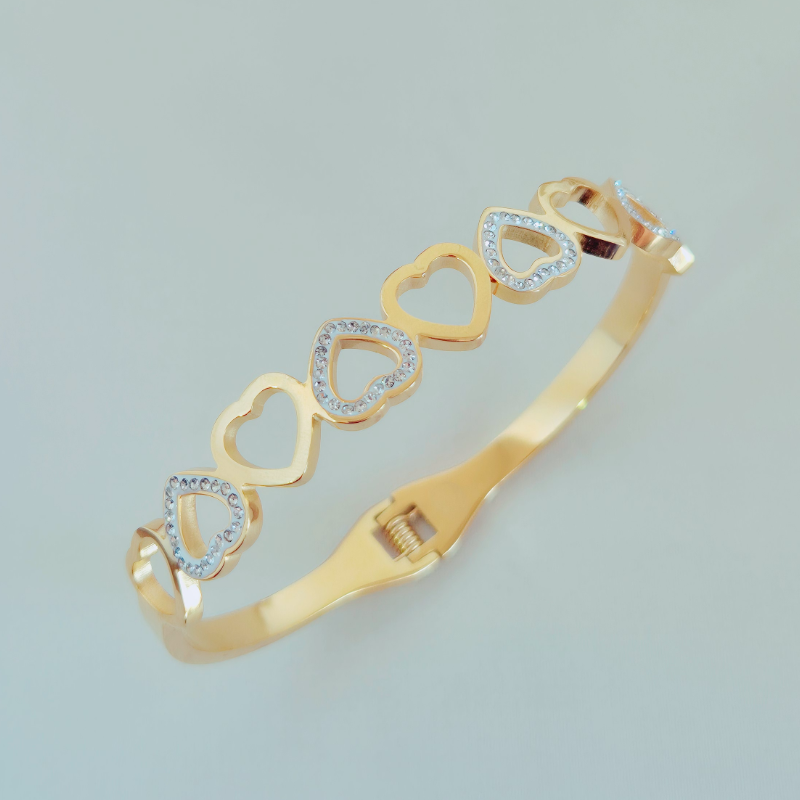 Bracelete Corações com Microzircônias - Aço Inoxidável Dourado