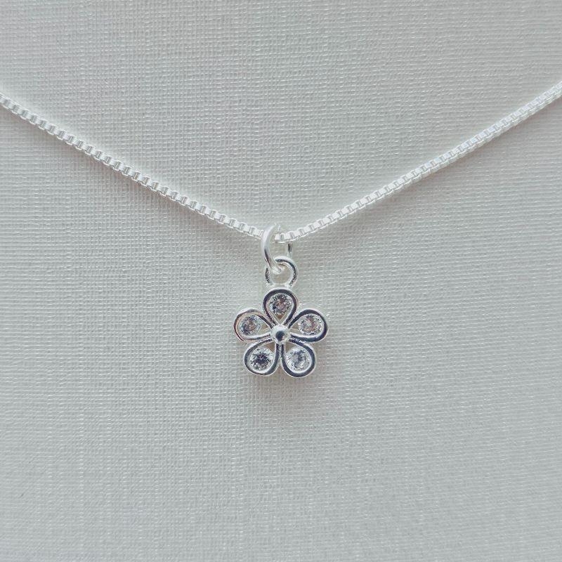 Colar com Pingente Flor 5 Zircônias