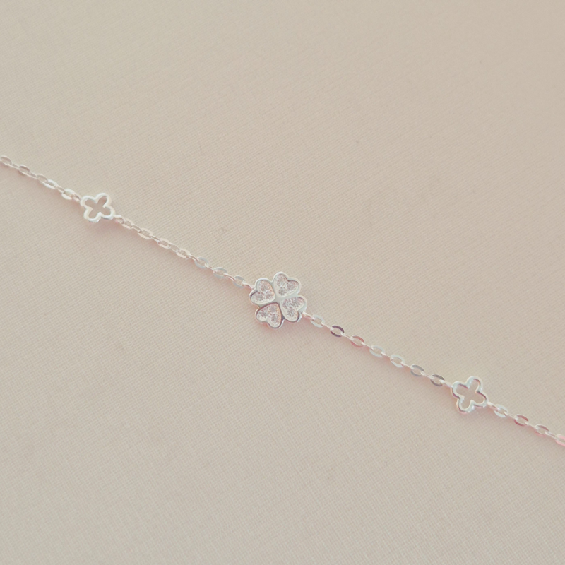 Pulseira Trevo Central Cravejado e Trevos Vazados