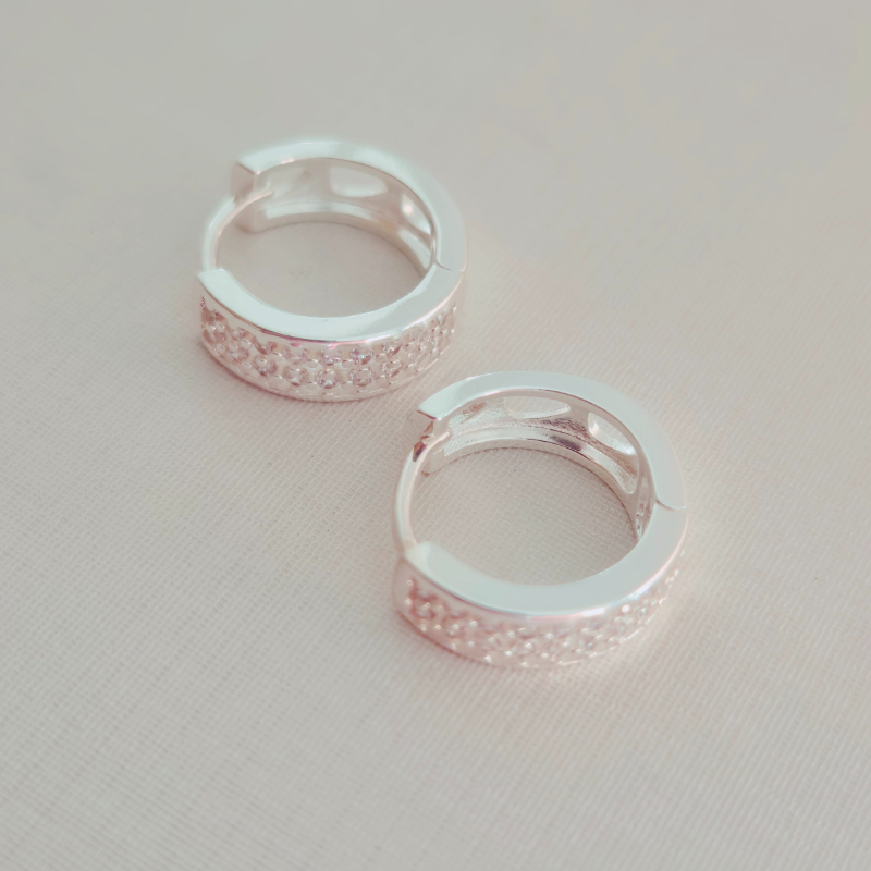 Brinco Argola Click Redondo com Microzircônias (M) - Prata Banhada